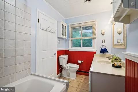 Bath - 527 Higgins Dr, Odenton, MD 21113 photo 4 of 6