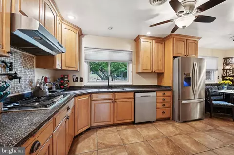 Kitchen - 527 Higgins Dr, Odenton, MD 21113 photo 3 of 3