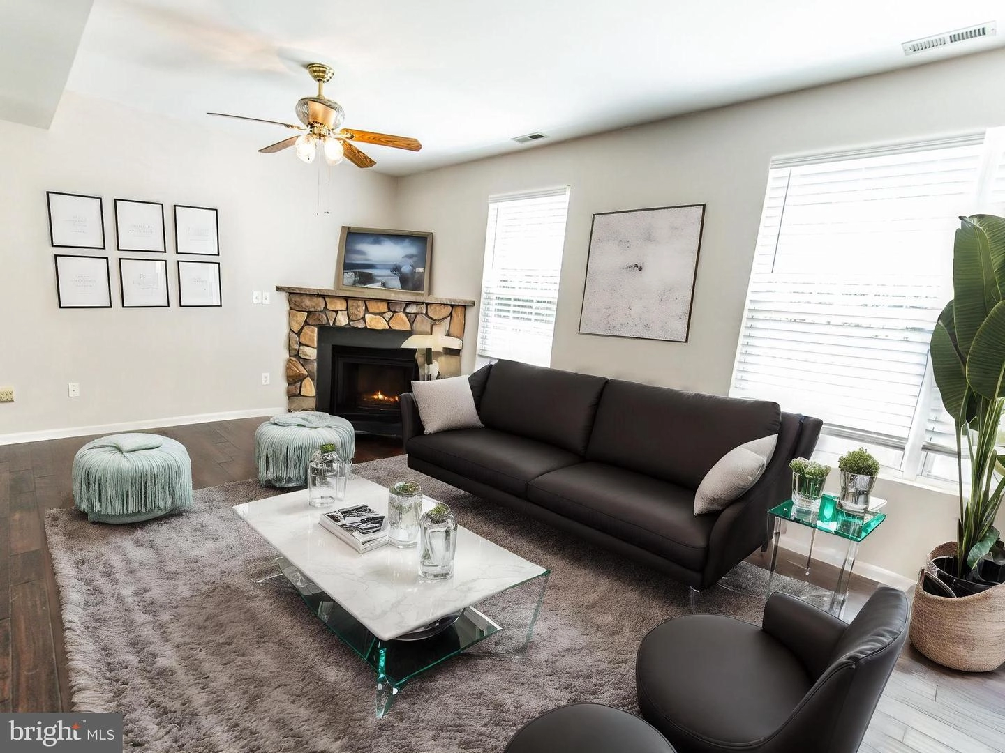 Living - 3582 2nd Ave, Edgewater, MD 21037 photo 3 of 5