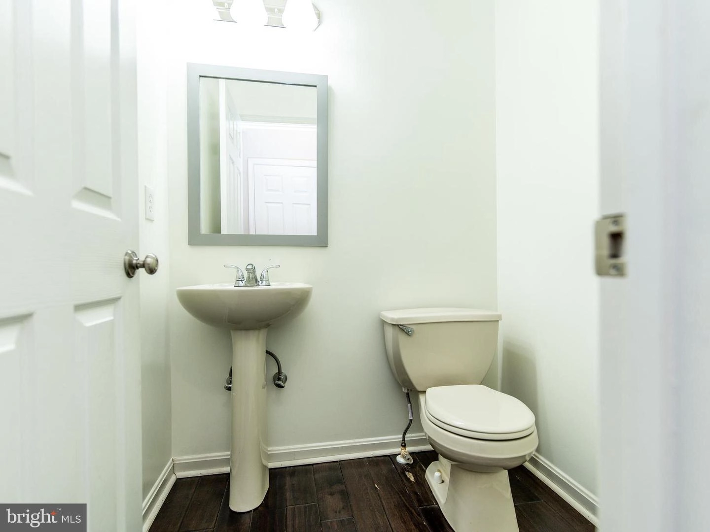 Entry Way - 3582 2nd Ave, Edgewater, MD 21037 photo 4 of 7