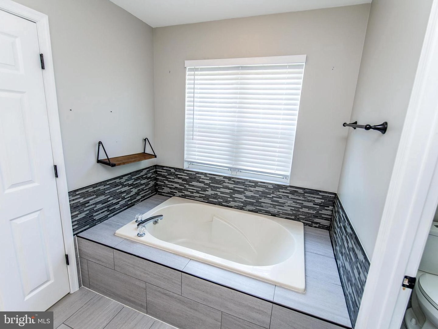 Bath - 3582 2nd Ave, Edgewater, MD 21037 photo 4 of 9
