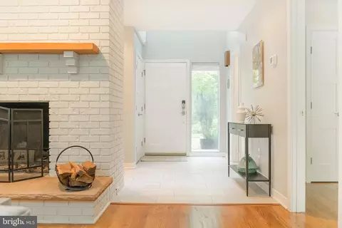 Entry Way - 2803 Clove Ln, Edgewater, MD 21037 photo 3 of 11