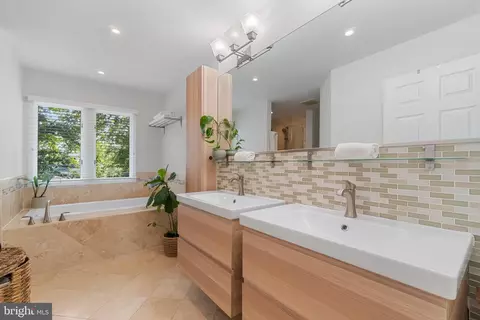 Bath - 1432 Oak Bluff Rd, Edgewater, MD 21037 photo 2 of 6