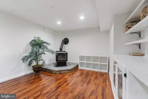 Living - 1432 Oak Bluff Rd, Edgewater, MD 21037 photo 2 of 2