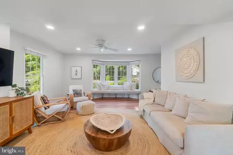 Living - 1432 Oak Bluff Rd, Edgewater, MD 21037 photo 1 of 2