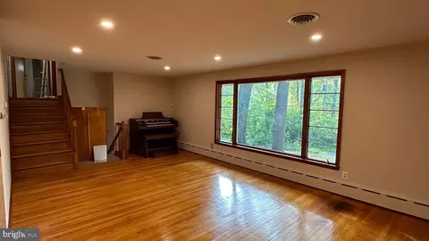 Living - 426 Edgewater Rd, Pasadena, MD 21122 photo 2 of 3