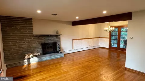 Living - 426 Edgewater Rd, Pasadena, MD 21122 photo 1 of 3