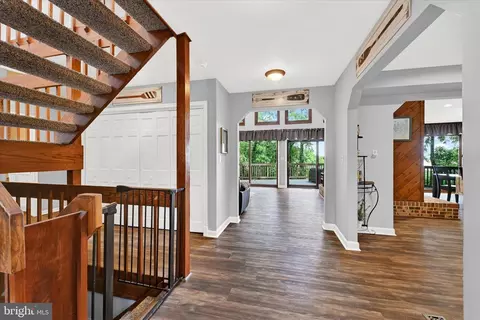 Entry Way - 339 Eagle Hill Rd, Pasadena, MD 21122 photo 2 of 6