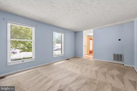 Living - 279 Greenridge Dr, Dunkirk, MD 20754 photo 2 of 5