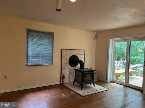 Living - 2128 Shore Dr, Edgewater, MD 21037 photo 1 of 4