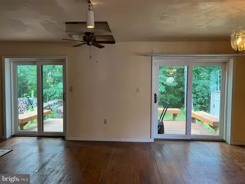 Living - 2128 Shore Dr, Edgewater, MD 21037 photo 2 of 4