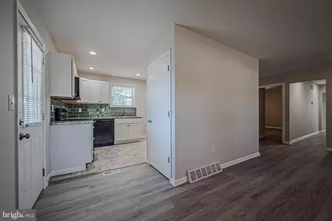 Entry Way - 8268 Baltimore Annapolis Blvd, Pasadena, MD 21122 photo 2 of 5