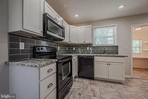 Entry Way - 8268 Baltimore Annapolis Blvd, Pasadena, MD 21122 photo 3 of 5