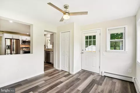 Entry Way - 1205 Cedar Ln, Edgewater, MD 21037 photo 2 of 5