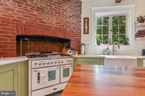 Kitchen - 367 Broadview Ln, Annapolis, MD 21401 photo 2 of 4
