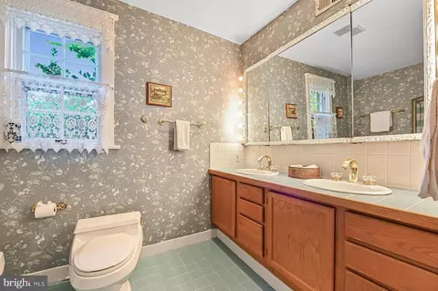 Bath - 367 Broadview Ln, Annapolis, MD 21401 photo 3 of 6