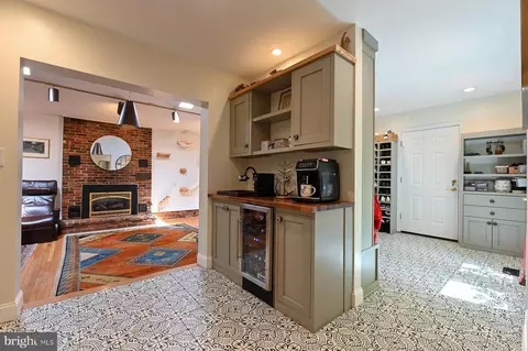 Entry Way - 367 Broadview Ln, Annapolis, MD 21401 photo 4 of 8