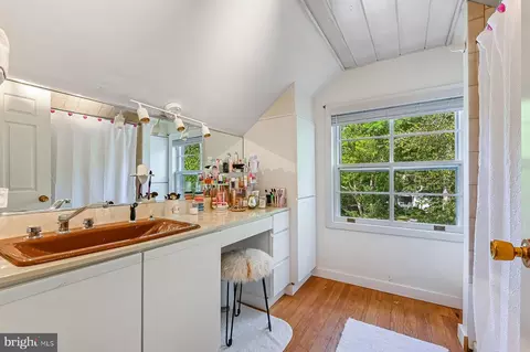 Bath - 367 Broadview Ln, Annapolis, MD 21401 photo 5 of 6