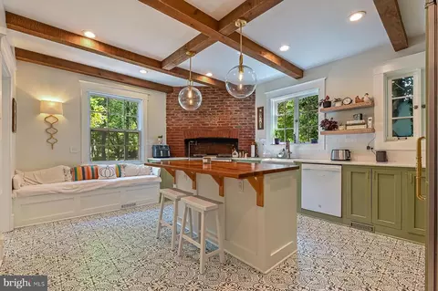 Kitchen - 367 Broadview Ln, Annapolis, MD 21401 photo 3 of 4