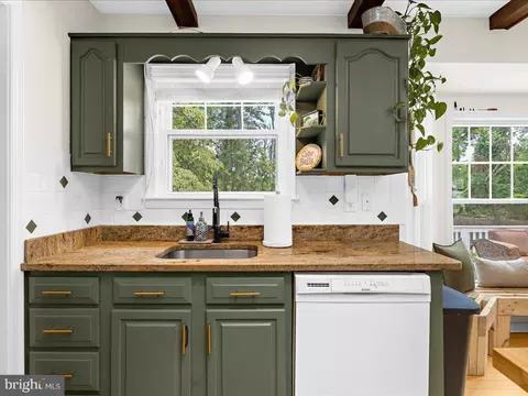 Kitchen - 1933 Poplar Ridge Rd, Pasadena, MD 21122 photo 4 of 6