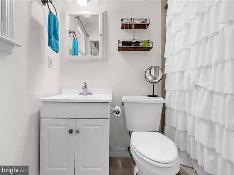 Bath - 1933 Poplar Ridge Rd, Pasadena, MD 21122 photo 2 of 2