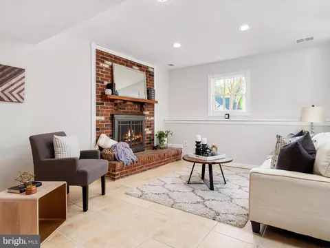 Living - 6 Austin Dr, Edgewater, MD 21037 photo 3 of 4