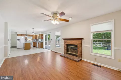 Living - 204 Cherry Hill Ln, Laurel, MD 20724 photo 2 of 3