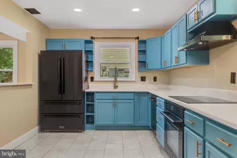 1868 E Queens Ct, Crofton, MD 21114 photo 3