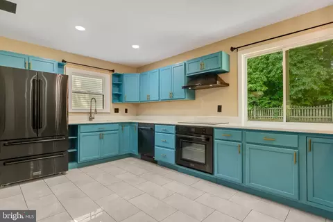 1868 E Queens Ct, Crofton, MD 21114 photo 4