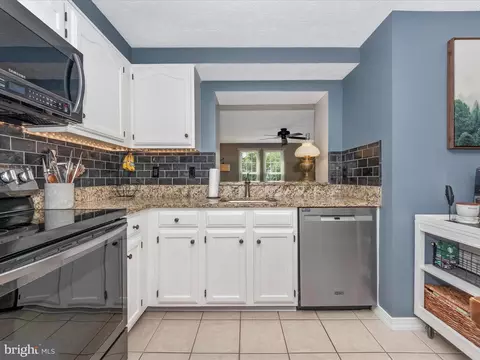 Kitchen - 1827 Log Mill Pl, Crofton, MD 21114 photo 5 of 6