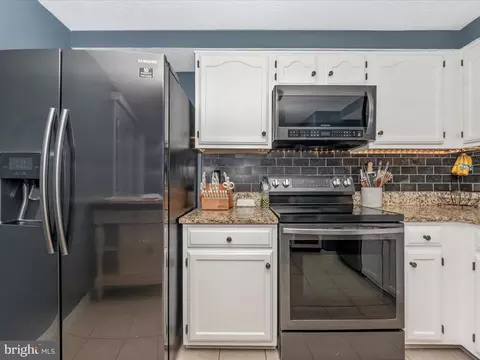 Kitchen - 1827 Log Mill Pl, Crofton, MD 21114 photo 4 of 6
