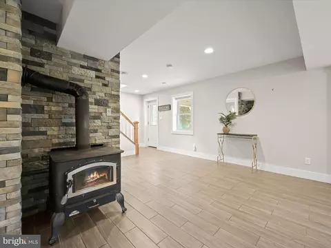 Entry Way - 341 Edgewater Rd, Pasadena, MD 21122 photo 2 of 4
