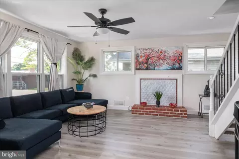 Living - 264 Carroll Rd, Pasadena, MD 21122 photo 2 of 6