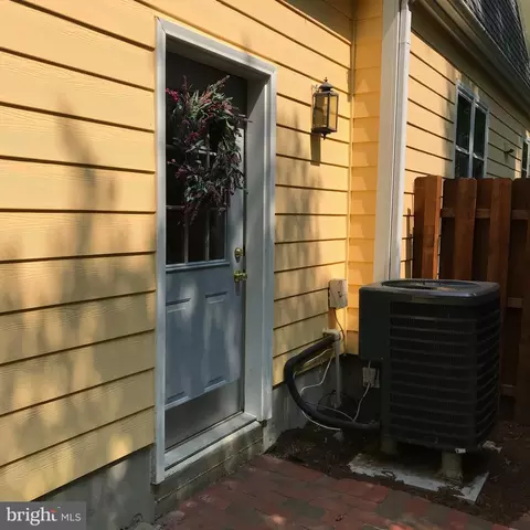 Exterior - 400 Hillsmere Dr, Annapolis, MD 21403 photo 8 of 28