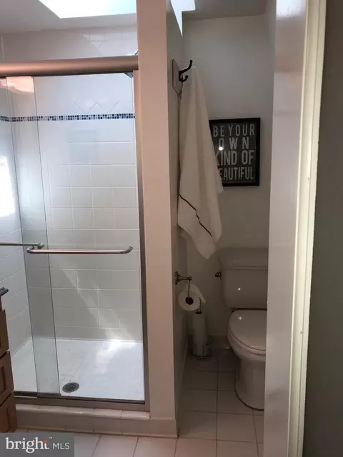 Bath - 400 Hillsmere Dr, Annapolis, MD 21403 photo 3 of 3