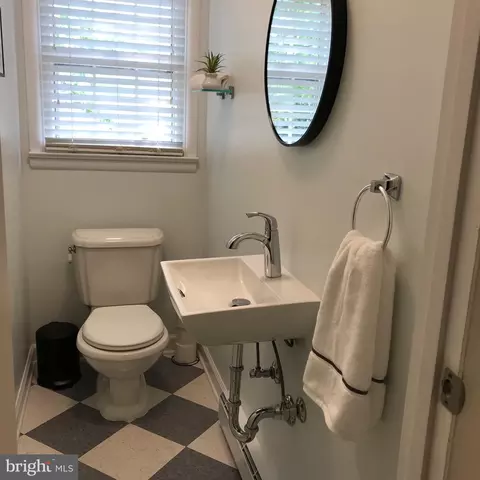 Bath - 400 Hillsmere Dr, Annapolis, MD 21403 photo 1 of 3