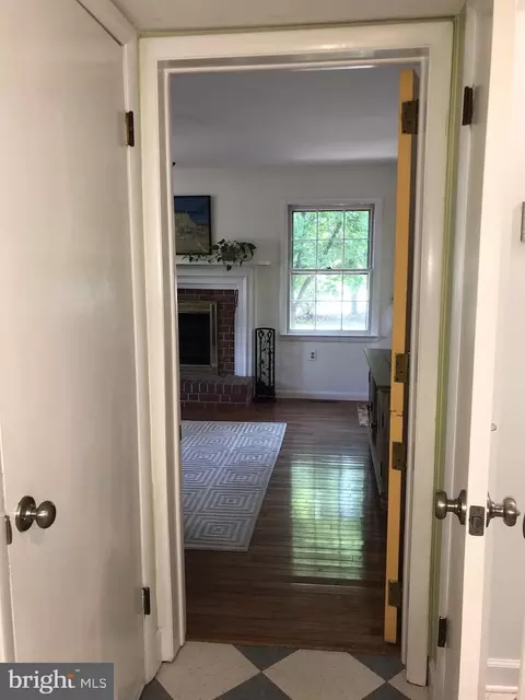 Entry Way - 400 Hillsmere Dr, Annapolis, MD 21403 photo 5 of 12