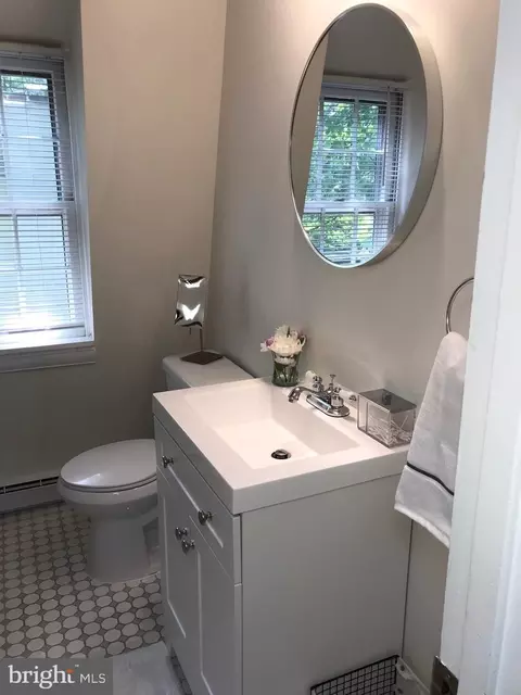 Bath - 400 Hillsmere Dr, Annapolis, MD 21403 photo 2 of 3