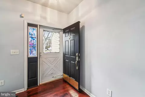 Entry Way - 7719 W Shore Rd, Pasadena, MD 21122 photo 7 of 11