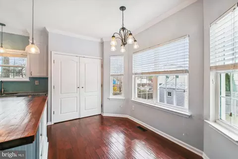 Entry Way - 7719 W Shore Rd, Pasadena, MD 21122 photo 5 of 11