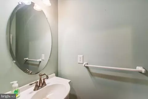 Entry Way - 7719 W Shore Rd, Pasadena, MD 21122 photo 8 of 11
