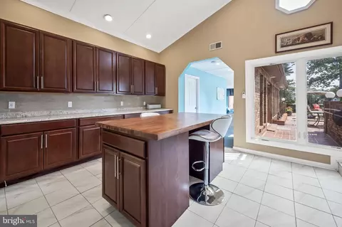 Kitchen - 7914 Lowtide Ct, Pasadena, MD 21122 photo 5 of 6