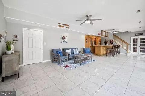 Entry Way - 7914 Lowtide Ct, Pasadena, MD 21122 photo 4 of 6