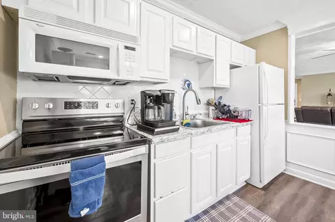 Kitchen - 7914 Lowtide Ct, Pasadena, MD 21122 photo 6 of 6