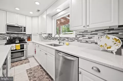 Kitchen - 7914 Lowtide Ct, Pasadena, MD 21122 photo 2 of 6