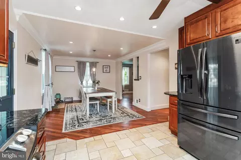 Entry Way - 8443 Bay Dr, Pasadena, MD 21122 photo 4 of 12
