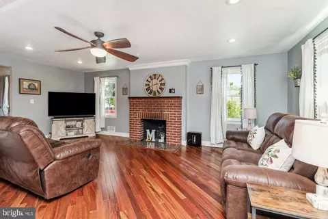 Living - 8443 Bay Dr, Pasadena, MD 21122 photo 1 of 3