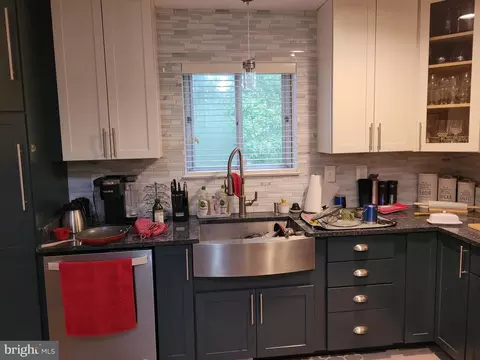 Kitchen - 526 Williamsburg Ln, Odenton, MD 21113 photo 6 of 12