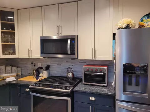 Kitchen - 526 Williamsburg Ln, Odenton, MD 21113 photo 5 of 12