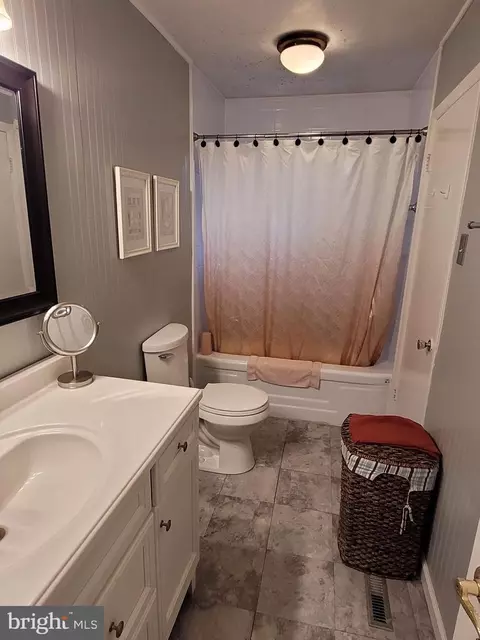 Bath - 526 Williamsburg Ln, Odenton, MD 21113 photo 3 of 4